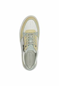 Sneaker con un design bianco, giallo e verde menta. Parte superiore in pelle liscia con dettagli perforati e chiusura a zip sul lato.