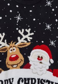 Strickpullover mit schwarzem Hintergrund, einem Design aus Rentier und Santa Claus, weißen Schneeflocken und dem Text "FROHE WEIHNACHTEN" in kräftigen, kontrastierenden Farben.