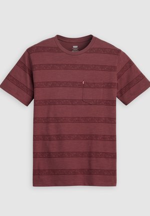 Vínové tričko s krátkym rukávom a okrúhlym výstrihom, s jemnými horizontálnymi kvetinovými pruhmi a malou náprsnou kapsou s červenou značkou.