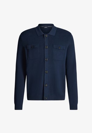 Marineblauer Strickcardigan mit Kragen, sechs Knöpfen vorne und zwei Brusttaschen. Gerippte Bündchen und Saum.