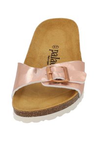 Infradito rosa chiaro con una fascia larga e un cinturino in metallo decorativo, soletta in sughero e suola in gomma testurizzata.