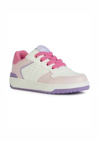 Zapatillas juveniles rosa y blancas con acentos morados, que cuentan con lados perforados, un cuello acolchado y cordones redondos. Suela de goma para tracción.
