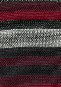 Tessuto a maglia con strisce verticali in bordeaux, nero, grigio chiaro e grigio scuro. La texture è morbida con filamenti lisci e ben distanziati.