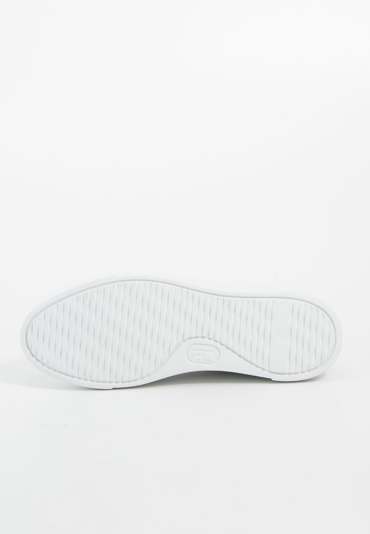 Weißer Gummisohlen-Sneaker mit horizontalen und vertikalen Texturmuster, ausgestattet mit einer glatten Kante und einem kleinen runden Logo an der Ferse.