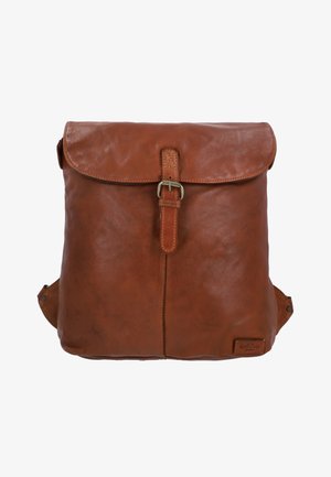 Brun læderrygsæk med klap og central spændeåbning, glat tekstur og en lille syet mærke i nederste højre hjørne.