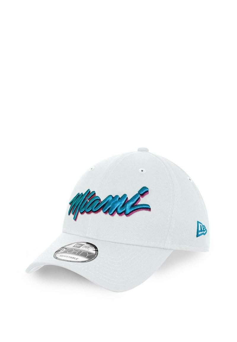 Weißer Baseballcap mit gebogenem Schild. Besitzt gestickten "Miami"-Text in Blau und Rosa. Hat ein New Era-Logo an der Seite und einen verstellbaren Riemen.