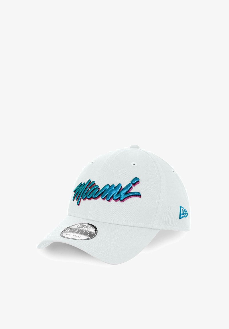 Weißer Baseballcap mit gebogenem Schild. Besitzt gestickten "Miami"-Text in Blau und Rosa. Hat ein New Era-Logo an der Seite und einen verstellbaren Riemen.