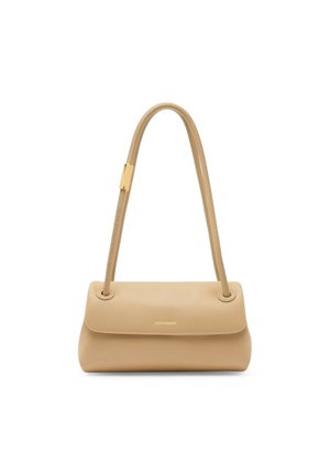 Sac à épaule en cuir beige avec rabat incurvé, longue bandoulière ornée d'un petit accent doré, et nom de marque discrètement embossé.