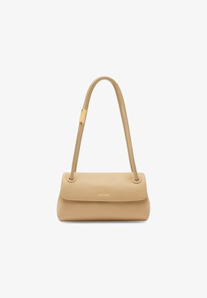Bolso de hombro de cuero beige con solapa curva, correa larga con un pequeño detalle en tono dorado y nombre de la marca sutilmente grabado en relieve.