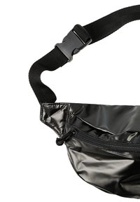 Sorte, skinnende talje bæltetaske med lynlåslomme og justerbar nylonrem med plastik hurtigspænde.