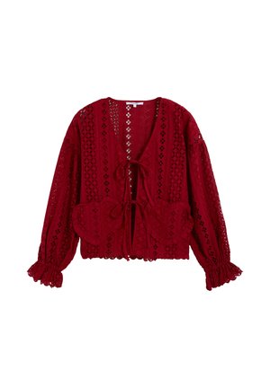 Blusa de encaje de crochet roja con mangas largas abullonadas, puños con volantes, cierres delanteros de lazo y dobladillo y bolsillos con borde festoneado.