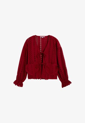 Červená háčkovaná krajková halenka s dlouhými nafouknutými rukávy, volánkovými manžetami, zavazováním vpředu a vroubkovaným lemem a kapsami.