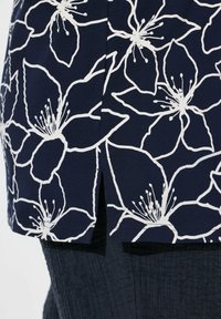 Ulla Popken FLOWER SHORT SLEEVE SPLIT NECK - Triko s potiskem - marine