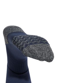 Calzino blu navy con un polsino grigio testurizzato e una zona della punta grigia a motivi. Presenta una texture a coste e un materiale morbido e elasticizzato.