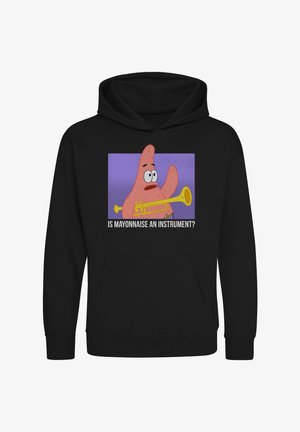 Czarny hoodie z grafiką różowej postaci trzymającej trąbkę oraz napisem poniżej: "CZY MAJONEZ JEST INSTRUMENTEM?" Napis w białym kolorze.