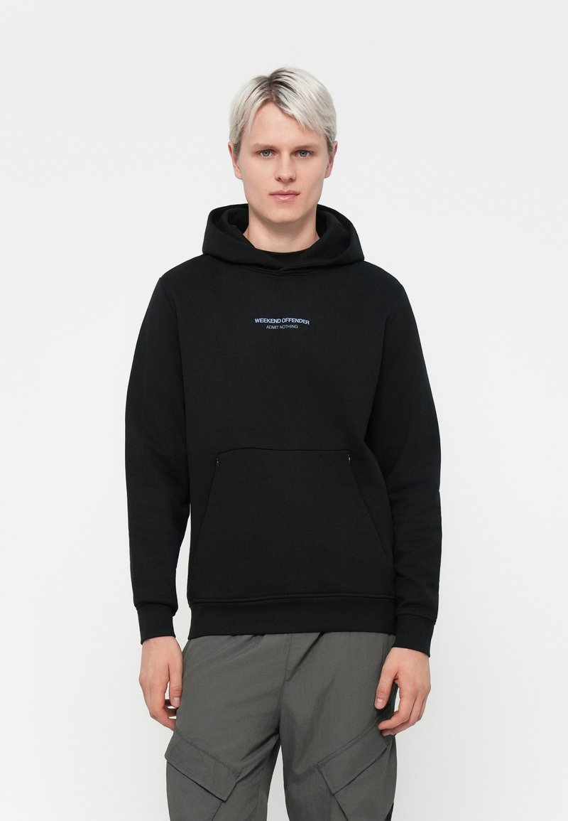 Sort hættejakke lavet af blødt stof med en frontlomme. Har hvid brandingtekst i et minimalistisk design.