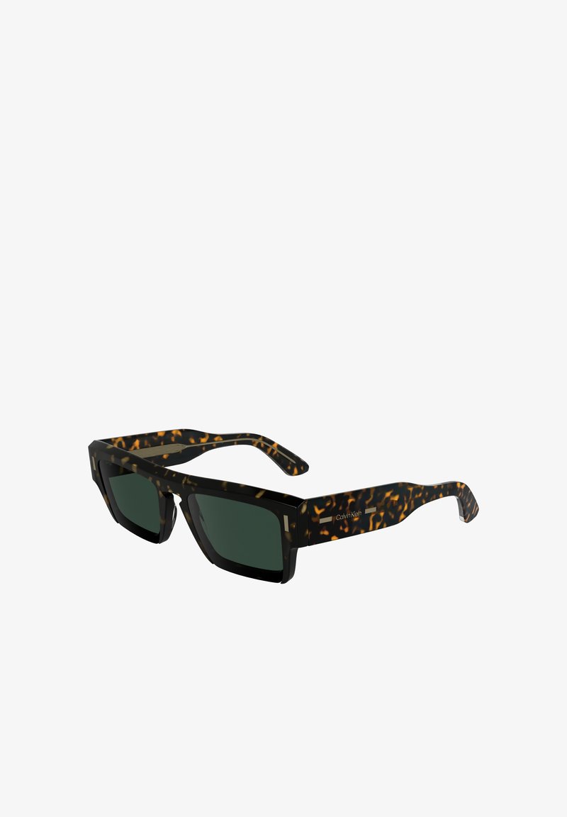 Gafas de sol con forma rectangular, patrón de carey negro y marrón, lentes verdes y acentos en dorado contrastantes en las patillas.