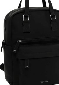 Zwarte rechthoekige rugzak met dubbele handvatten, voorvak met rits, klepcompartiment en zilverkleurige ritsdetails.