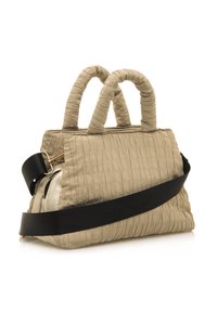 Sac à main en tissu beige avec deux poignées courtes, une bandoulière noire réglable et une surface texturée avec des plis verticaux. Détail de fermeture éclair.