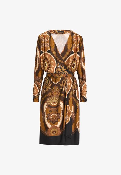 Robe enveloppante marron à manches longues, présentant un motif floral et géométrique dans des teintes d'or, de crème et de noir. Tissu doux avec une taille ceinturée.