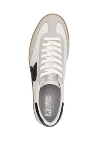Sneaker con tomaia in pelle bianca, dettagli in suede grigio, logo nero e lacci rotondi. Presenta una suola in gomma e un'intersuola imbottita.