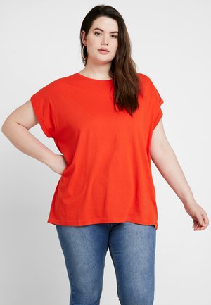 T-shirt en coton rouge à manches courtes, de coupe décontractée, avec un col rond et des épaules tombantes, assorti à un jean bleu. Design décontracté.