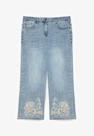 Hellblaue Jeans aus Denim mit weitem Bein, Fronttaschen, Knopfverschluss und weißer Blumenstickerei in der Nähe des Saums an beiden Hosenbeinen.