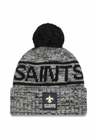 Berretto a maglia grigio, nero e crema con una pom-pon nera. Presenta la scritta "SAINTS" in carattere nero e una patch con logo sul polsino.