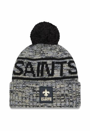 Berretto a maglia grigio, nero e crema con una pom-pon nera. Presenta la scritta "SAINTS" in carattere nero e una patch con logo sul polsino.