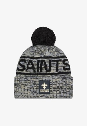Berretto a maglia grigio, nero e crema con una pom-pon nera. Presenta la scritta "SAINTS" in carattere nero e una patch con logo sul polsino.