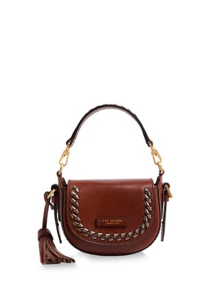 Borsa a tracolla in pelle marrone con borchie metalliche, manico superiore, dettaglio con nappina e ferramenta color oro.