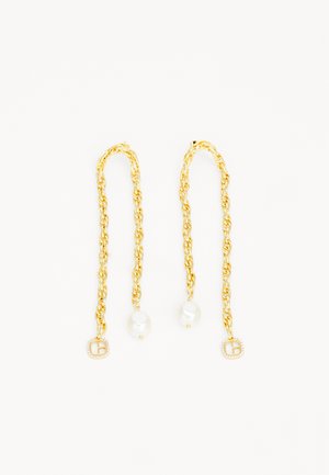 Boucles d'oreilles en chaîne dorée avec des maillons texturés, mettant en vedette une grande perle blanche et un petit accent carré orné de strass.