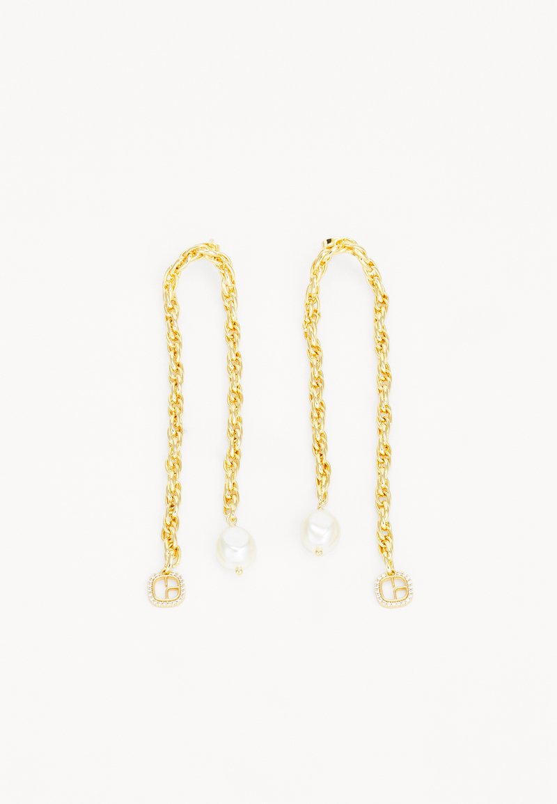 Guld kædeøreringe med teksturerede led, der har en stor hvid perle og en lille firkantet detalje smykket med rhinsten.