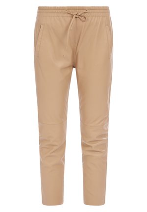 Pantaloni in finta pelle beige con vita elasticizzata, cordino regolabile e due tasche laterali. Vestibilità affusolata con texture liscia.