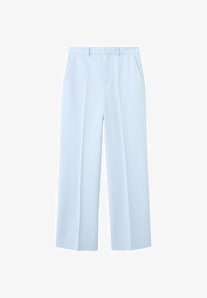 Pantaloni albaștri deschis, croiți, cu bucle pentru curea, buzunare laterale și detalii plisate în față.