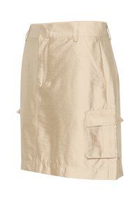 Beige cargokjol gjord av slätt tyg, med sidfickor, bältesöglor och rak skärning. Texturen verkar något glänsande.