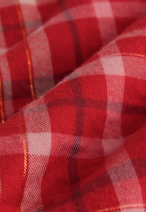 Rot-weiß kariertes Gewebe mit weicher Textur, das ein klassisches Karomuster und feine orangefarbene Nahtakzente aufweist.