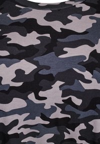Tissu en camouflage gris avec un motif comportant des nuances diverses de gris et de noir, en matériau doux et texturé avec une surface côtelée.