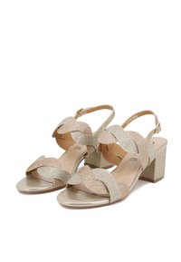 Sandali con tacco a blocco e punta aperta, caratterizzati da un design glitterato dorato e beige, con cinturini metallici intrecciati e una fibbia regolabile alla caviglia.
