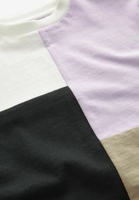 Next SHORT SLEEVE COLOURBLOCK REGULAR FIT - Triko s potiskem - black lilac purple
