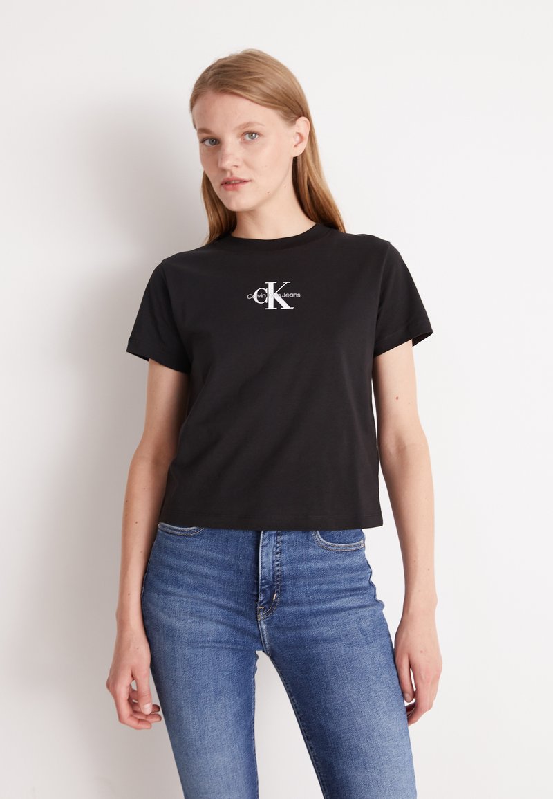 Zwarte katoen t-shirt met korte mouwen en een ronde halslijn, met in het midden een witte 'Calvin Klein Jeans' logo.