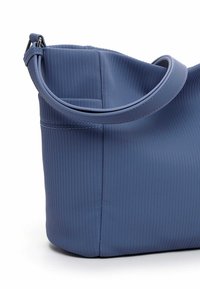 Blaues gerilltes Handtasche mit glatter Textur, abgerundetem Griff und weicher, lässiger Form. Merkmale ein minimalistisches Design und dezente Nähte.