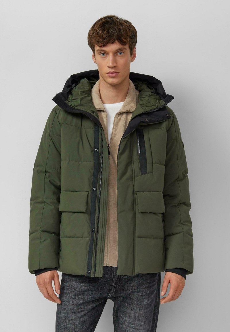 Donzen jas in donker groen met een zwarte capuchon, voorzien van meerdere zakken, een ritssluiting aan de voorkant en doorgestikte panelen voor isolatie. Casual stijl.