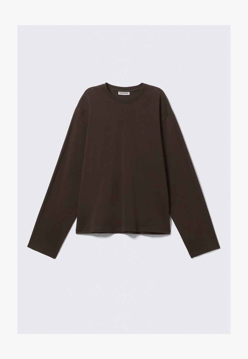 Chemise marron à manches longues en tissu doux, avec un col rond et une coupe ample, au design basique sans motifs supplémentaires ni accessoires.