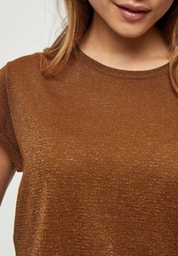 Minus MICARLINA KNIT TEE - Jednoduché tričko - walnut brown lurex