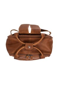Borsa in pelle marrone con doppi manici superiori, spallacci regolabili e chiusura con zip. Presenta una texture liscia e un dettaglio circolare decorativo.