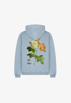 Világos kék kapucnis pulóver, rózsák és levelek hímezett mintájával, alatta a "SZERELEM ÉS RÓZSA" felirattal.