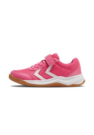 Pinkfarbener Sportschuh mit weißem Doppel-Chevron-Logo, Klettverschluss, Mesh-Obermaterial und brauner Gummisohle, von der Seite gezeigt.