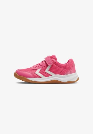 Zapatilla deportiva rosa con logotipo de doble chevrón blanco, cierre de velcro, parte superior de malla y suela de goma color caramelo, mostrada de lado.