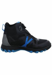 Zapatilla de senderismo de corte medio en negro y azul, con parte superior de malla, suela de goma, cierre con dial ajustable y talón texturizado para agarre y soporte.